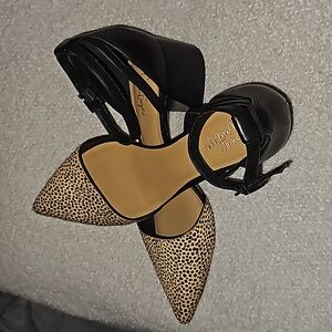 NWOT 9 Crown Vintage Vavi Block Heel Ankle Strap Pointed Toe Dress Shoe